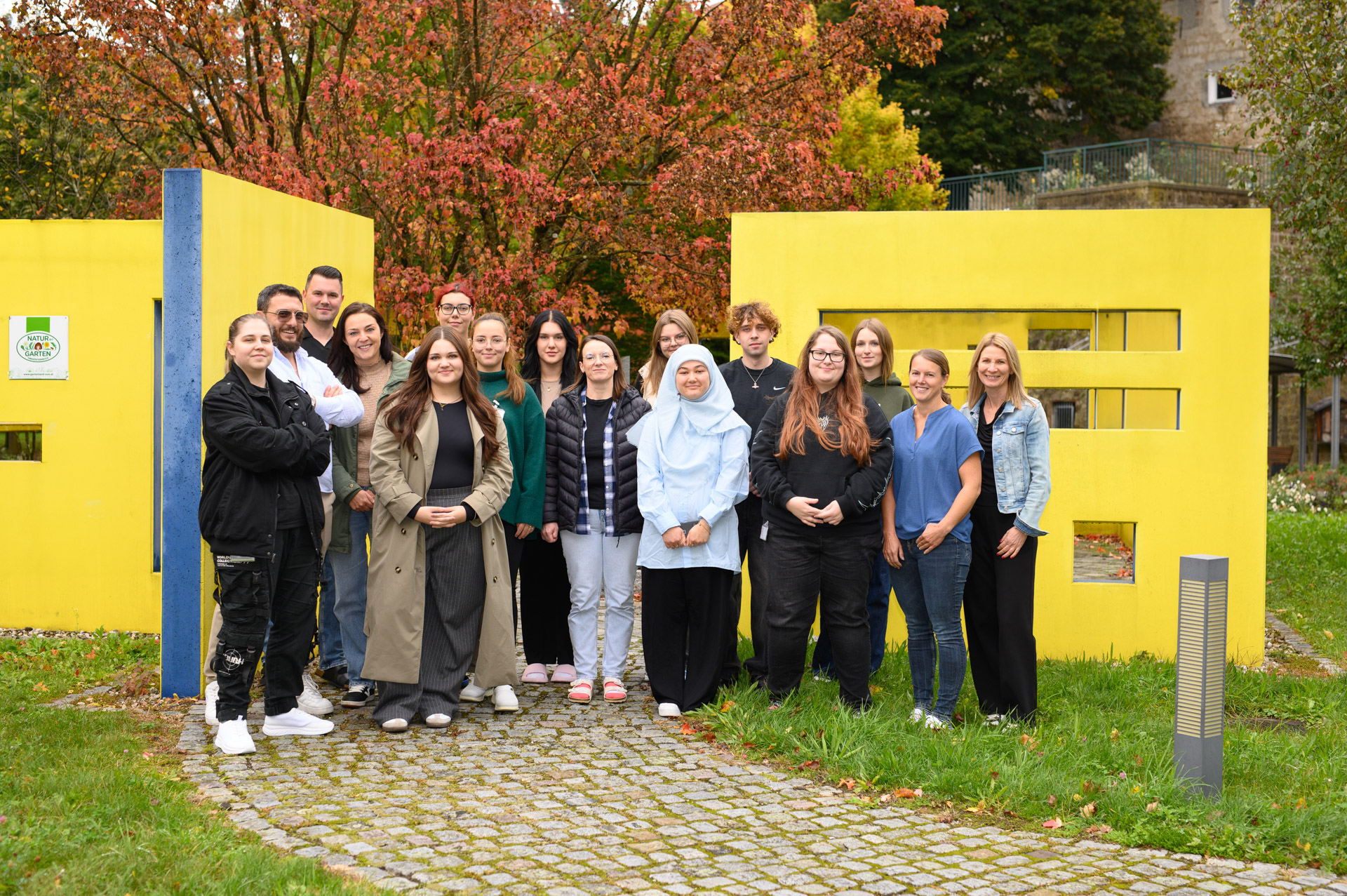 Am Bild: Die Auszubildenden mit Michaela Ober, B.A. (Direktorin des TAU-KOLLEGS, rechts) und DGKP Simone Ehrenreich (TAU-KOLLEG, fachliche Leitung OTA-Ausbildung, 2.v.r.).
