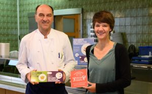 Gerhard Haubentrath (Leiter der Krankenhausküche) und Claudia Schmidt, M.Sc. (Umwelt- und Nachhaltigkeitsmanagerin am Krankenhaus Braunau).