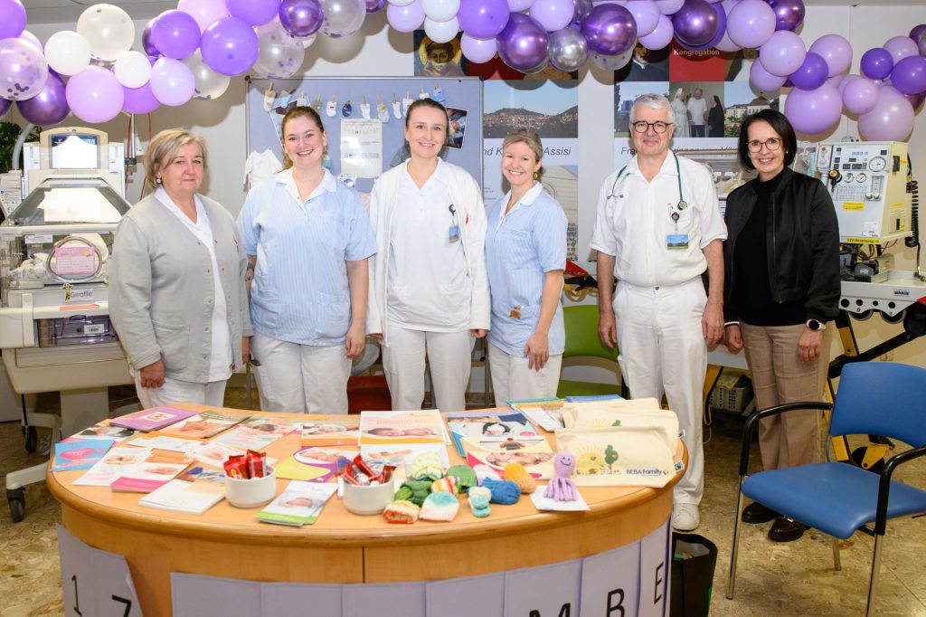 Zum Welttag der Frühgeborenen leuchtet das Krankenhaus Braunau in Lila